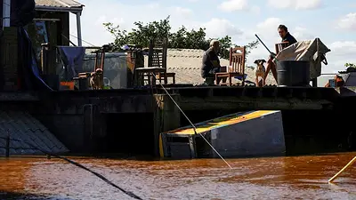 Enfermedades transmitidas por el agua amenazan el sur de Brasil, devastado por las inundaciones Enfermedades transmitidas por el agua amenazan el sur de Brasil, devastado por las inundaciones