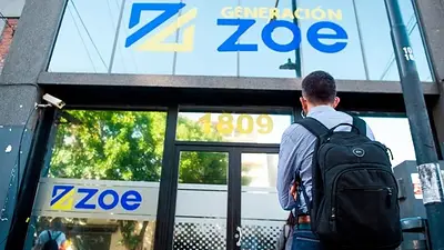 Hombre mirando puerta Generación Zoe. Hombre mirando puerta Generación Zoe.
