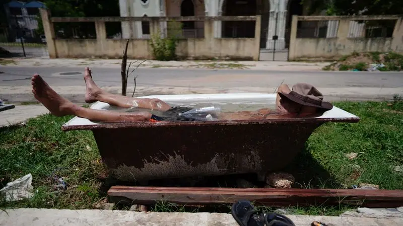 Calor, huracanes y apagones: cubanos se preparan para un largo verano tras un mayo abrasador