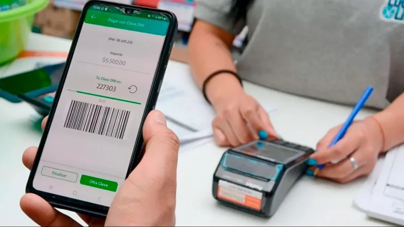 Usuaria utilizando la Cuenta DNI del Banco Provincia 