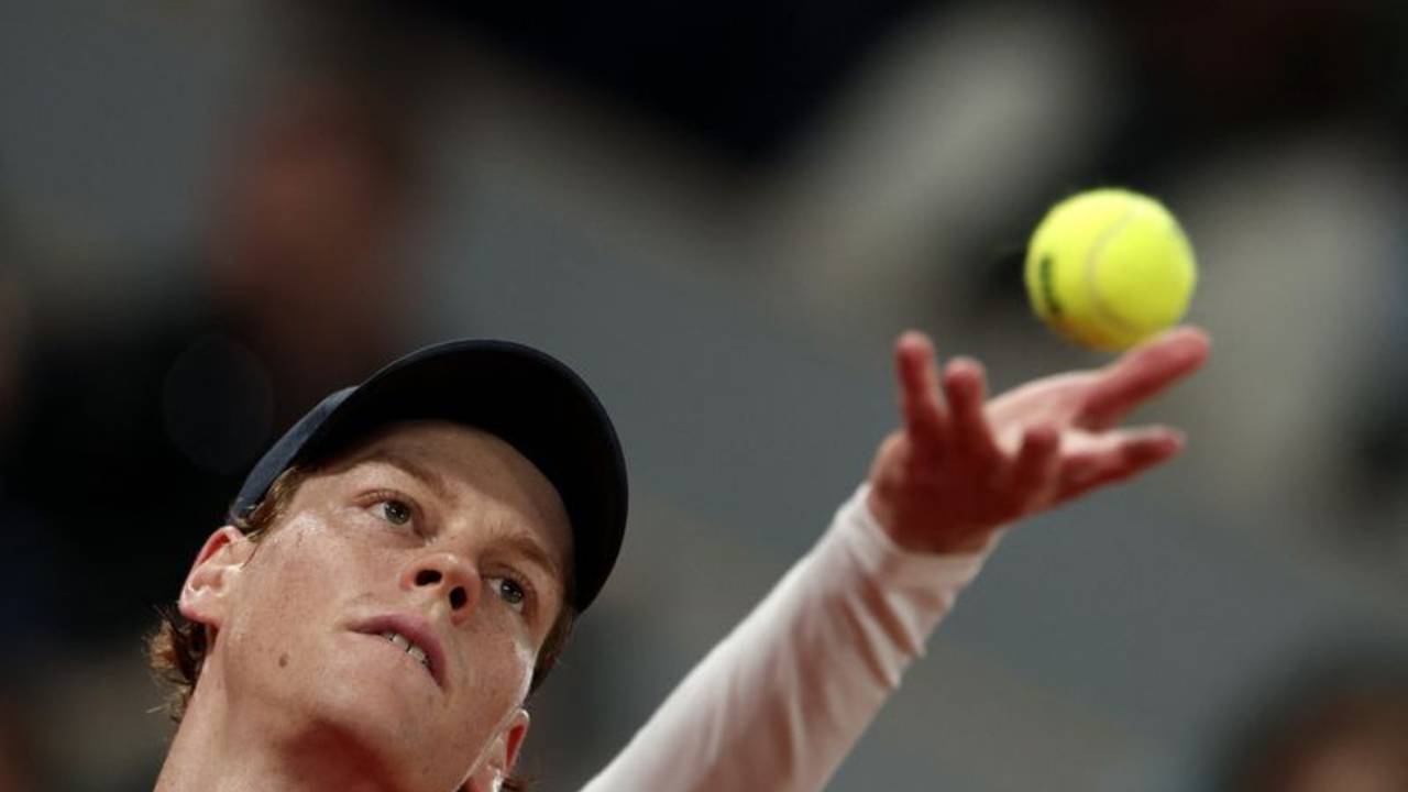 Sinner pasa a la cuarta ronda del Abierto de Francia, Rublev cae en sets corridos ante Arnaldi