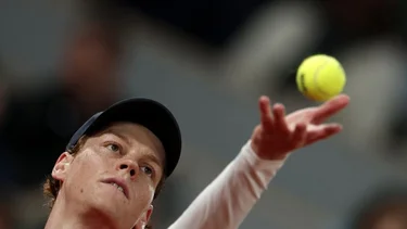 Sinner pasa a la cuarta ronda del Abierto de Francia, Rublev cae en sets corridos ante Arnaldi