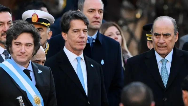 Entre espionaje y corrupción, Milei quedó en la cornisa y apura un reseteo del Gobierno