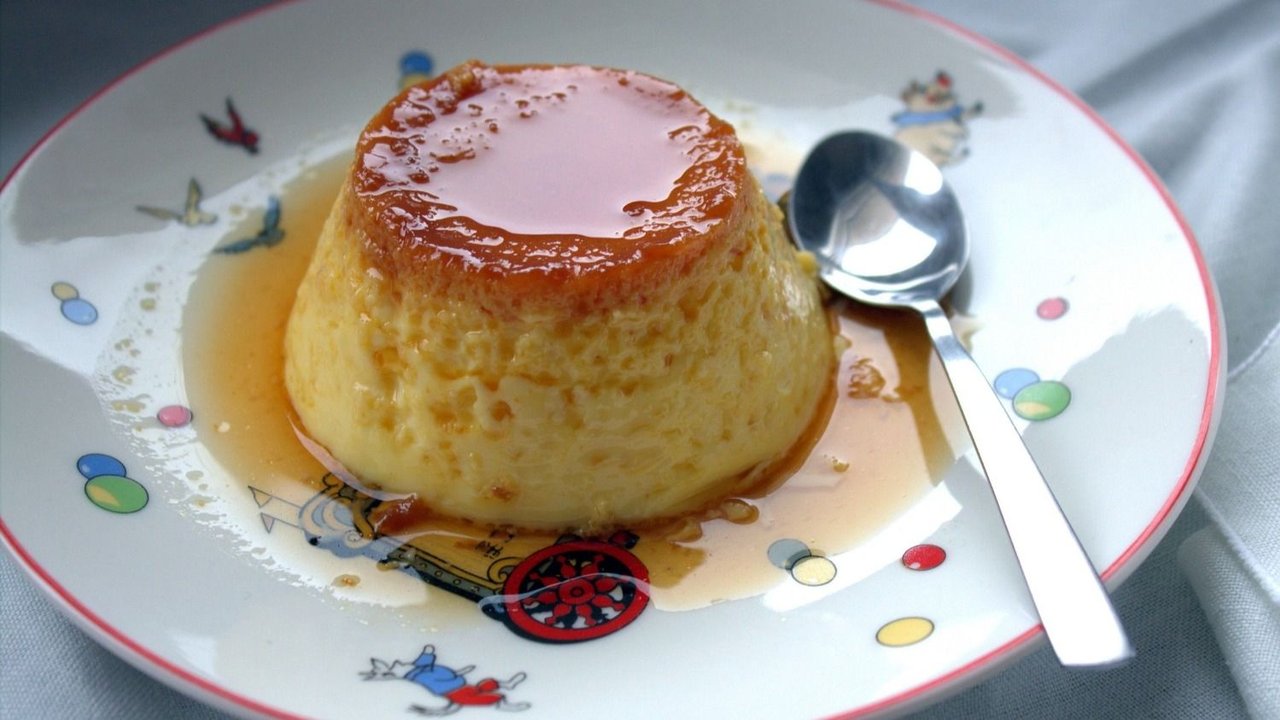 Flan en plato.