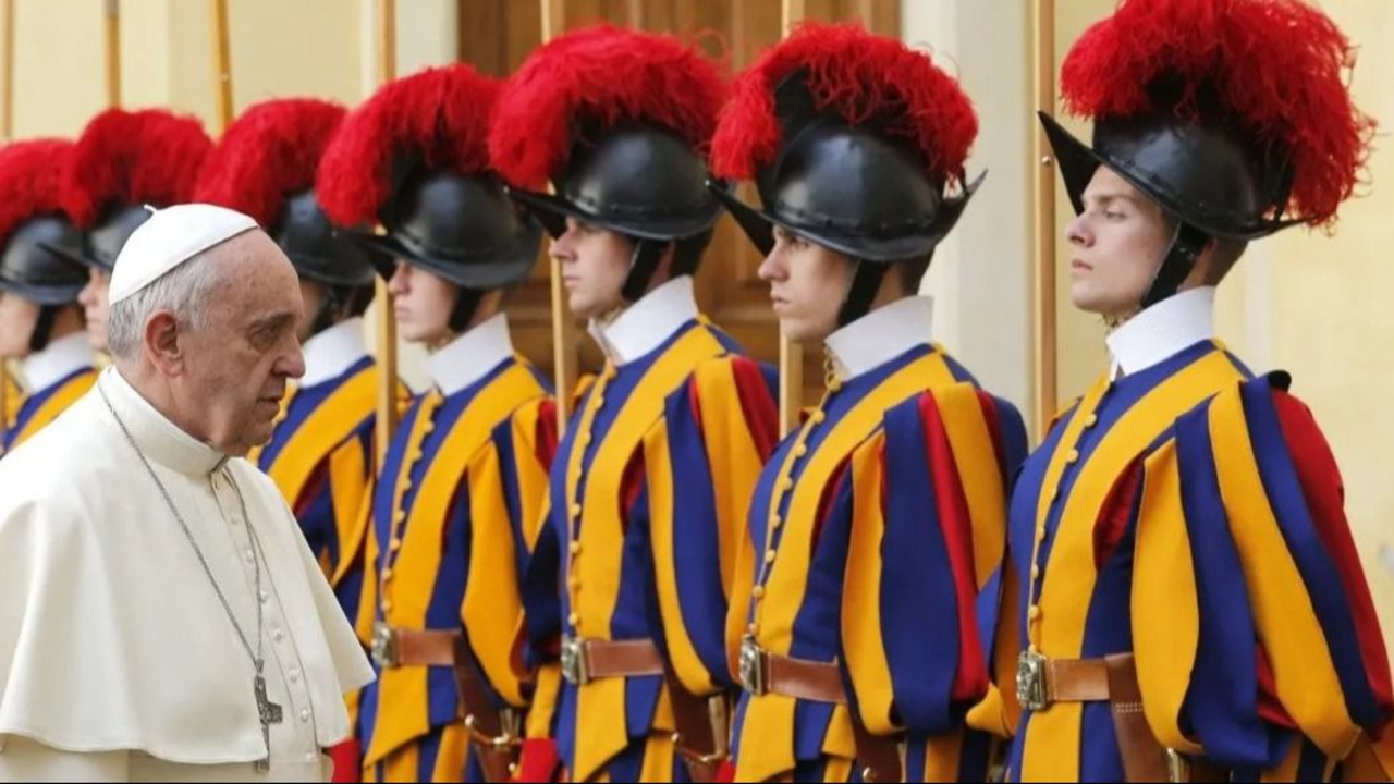 El Papa Francisco junto a la guardia suiza.