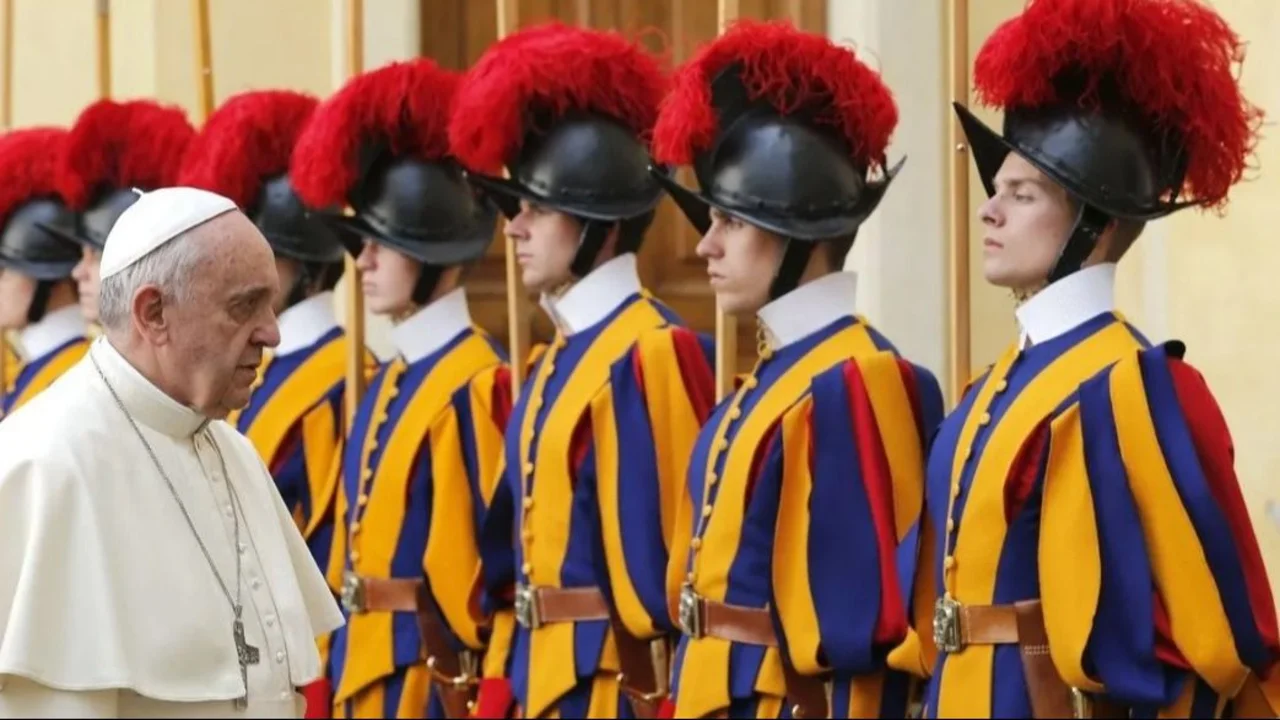 El Papa Francisco junto a la guardia suiza.