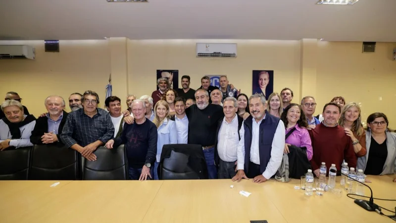 Kicillof se reunió con la CGT y las dos CTA: "Milei destruye la producción y el trabajo nacional"
