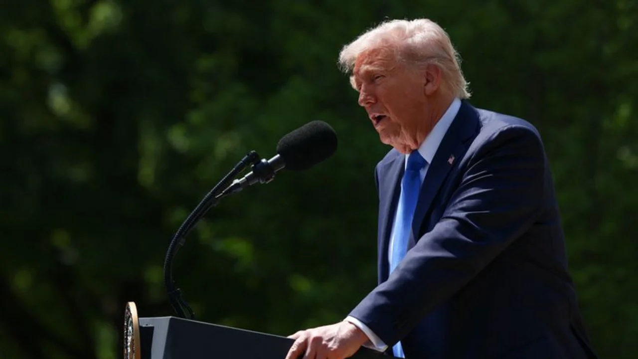 Trump dice que hay que dejar de comprar petróleo iraní y amenaza con sanciones a clientes
