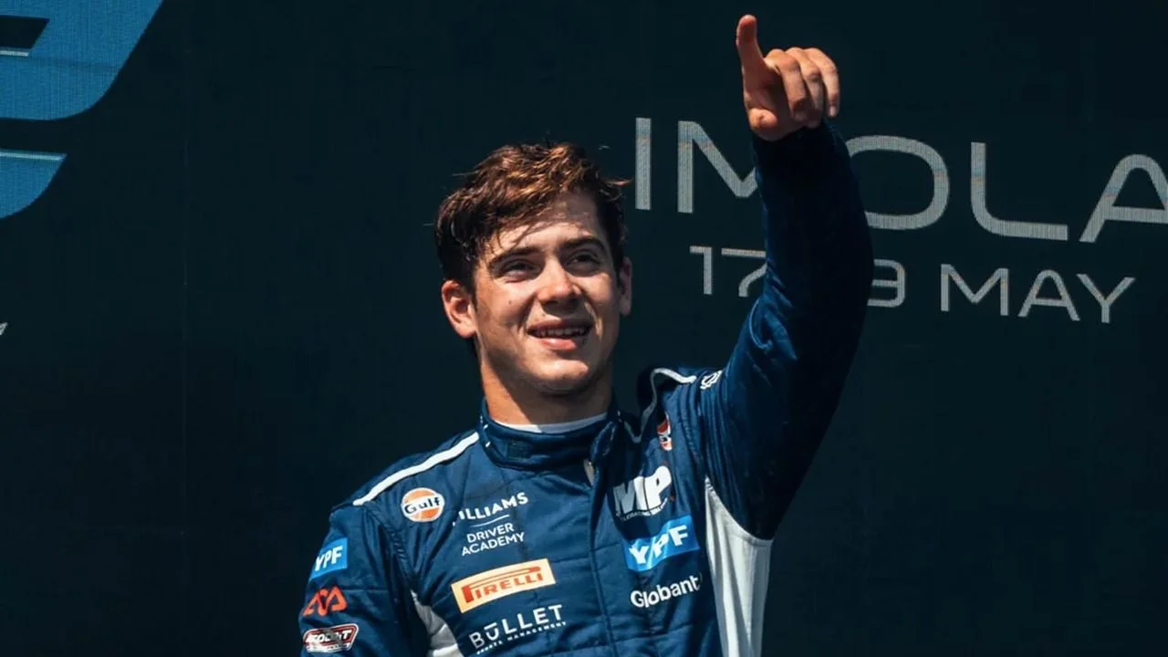 Franco Colapinto en lo alto del podio de Ímola en la F2.
