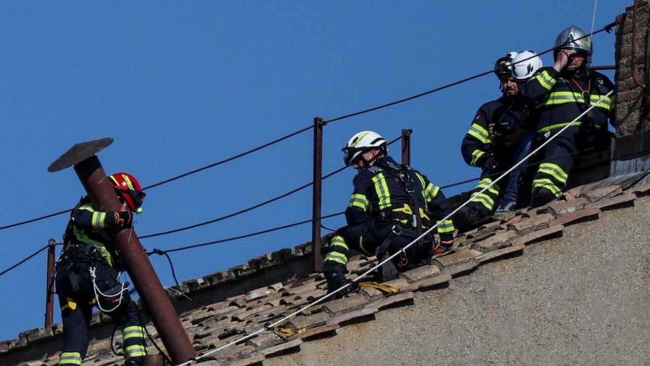 El Vaticano instala una chimenea sobre la Capilla Sixtina para las señales de humo del cónclave