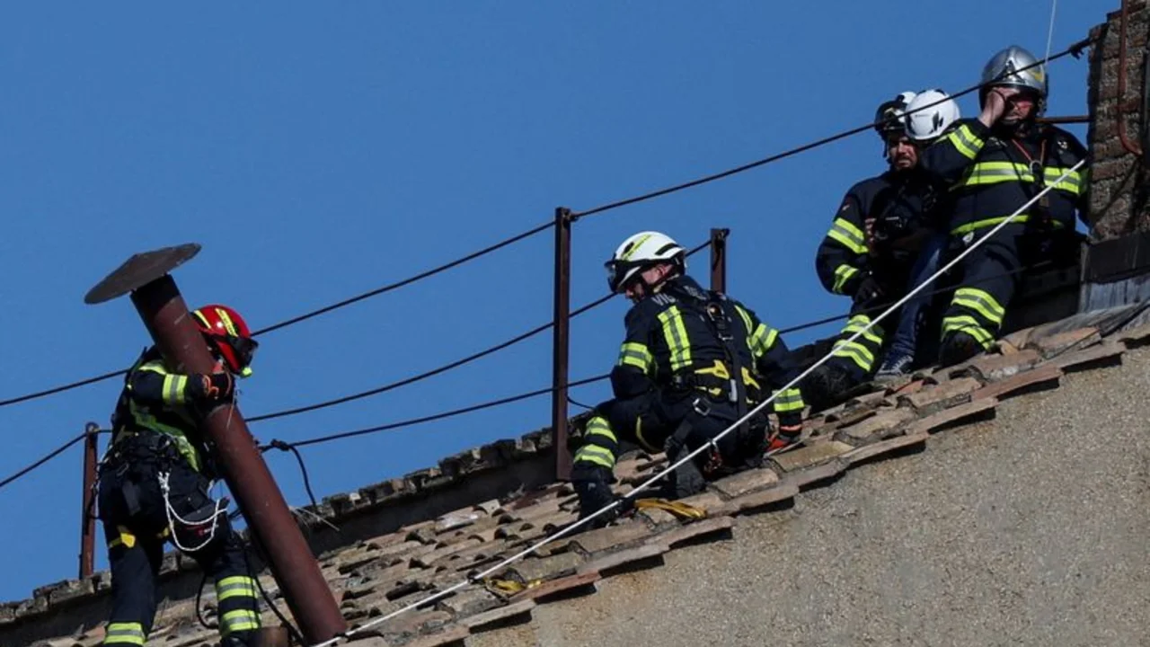 El Vaticano instala una chimenea sobre la Capilla Sixtina para las señales de humo del cónclave