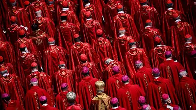 Los cardenales esperan un cónclave rápido para elegir al nuevo papa bajo la mirada de Miguel Ángel Los cardenales esperan un cónclave rápido para elegir al nuevo papa bajo la mirada de Miguel Ángel