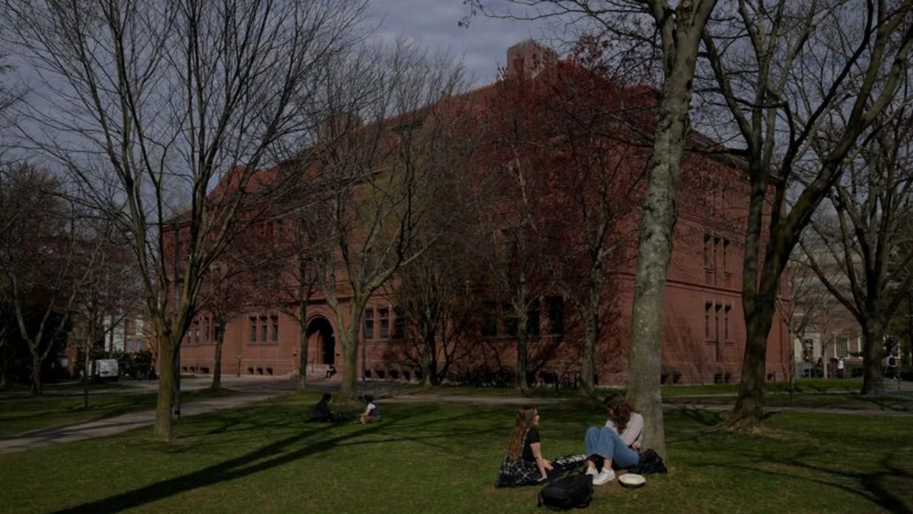 Trump dice que quitará a Harvard su estatus de exención de impuestos