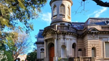 El palacio francés de Buenos Aires que tiene un jardín de esculturas y es con entrada gratuita