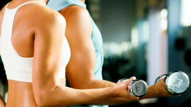 No te esfuerces de más: la cantidad exacta de tiempo que hay que entrenar en el gimnasio para ver resultados reales