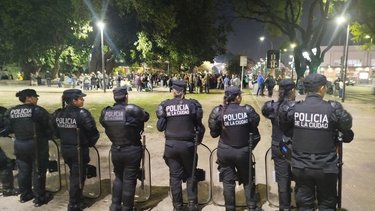 Desalojan a miles de manteros en Chacarita con un megaoperativo policial