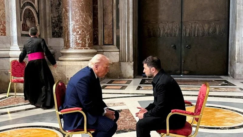 Zelenski dice que habló de defensa antiaérea y sanciones con Trump en reunión en el Vaticano