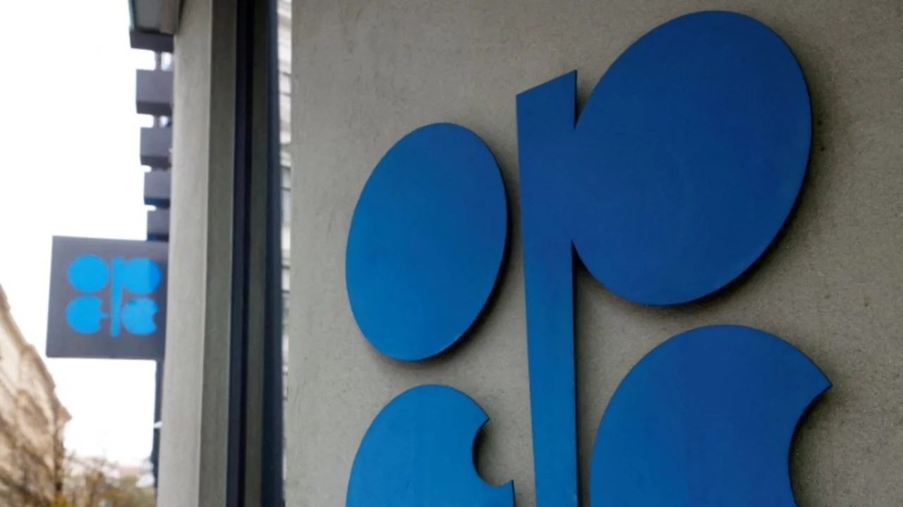 OPEP+ acuerda otra alza acelerada de producción de petróleo para junio