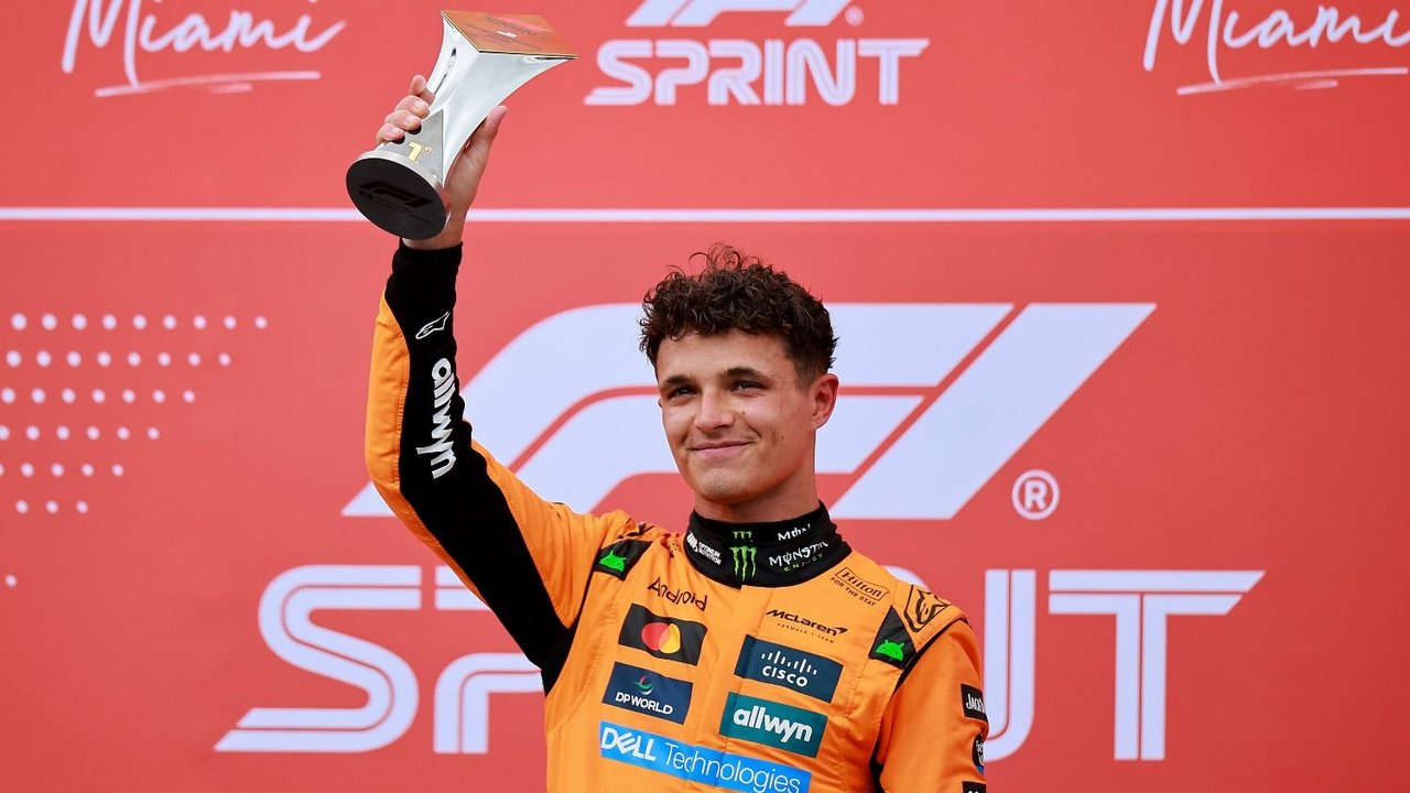 Lando Norris en el podio de la sprint de Miami.