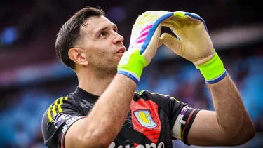 Dibu Martínez sorprendió a todos en Aston Villa de Inglaterra fuera de la cancha