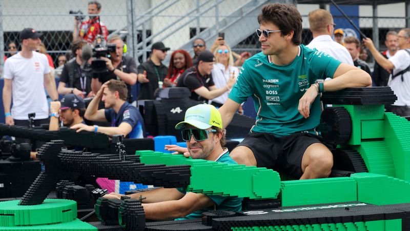 Biplazas de Lego se roban la atención en desfile antes del GP de Miami de la F1