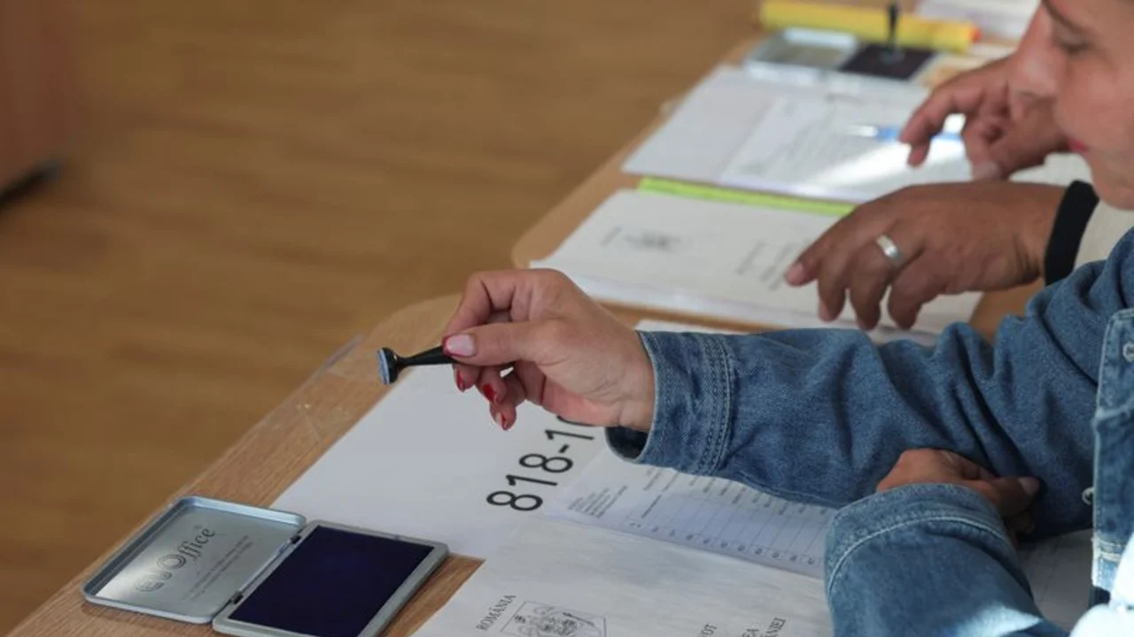 Nacionalista Simion gana primera vuelta de elecciones presidenciales de Rumania