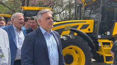 El gobierno de Llaryora en alerta por el DNU de Milei que impulsa la importación de maquinaria usada