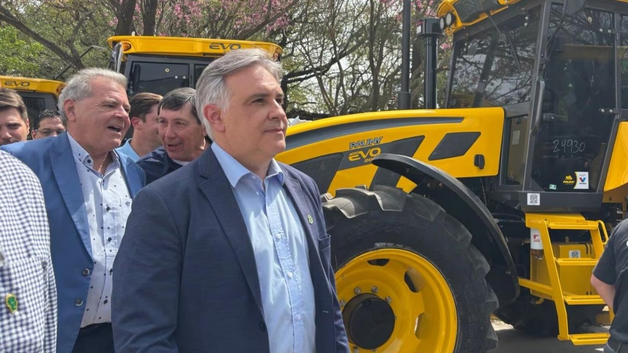 El gobierno de Llaryora en alerta por el DNU de Milei que impulsa la importación de maquinaria usada
