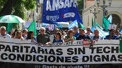 Mientras Pullaro niega la pérdida salarial de estatales, gremios exigen una oferta que contemple el "desfasaje" Mientras Pullaro niega la pérdida salarial de estatales, gremios exigen una oferta que contemple el "desfasaje"