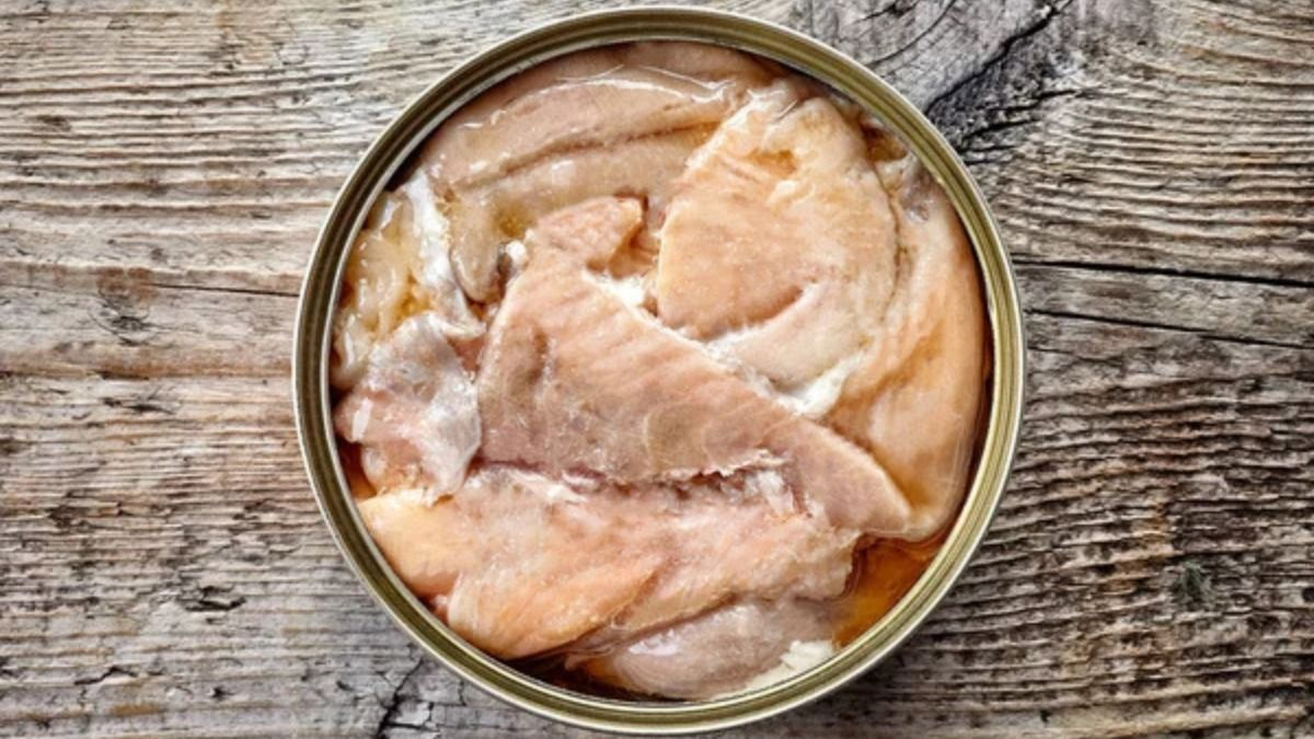 Quién descubrió el lote vencido de salmón.