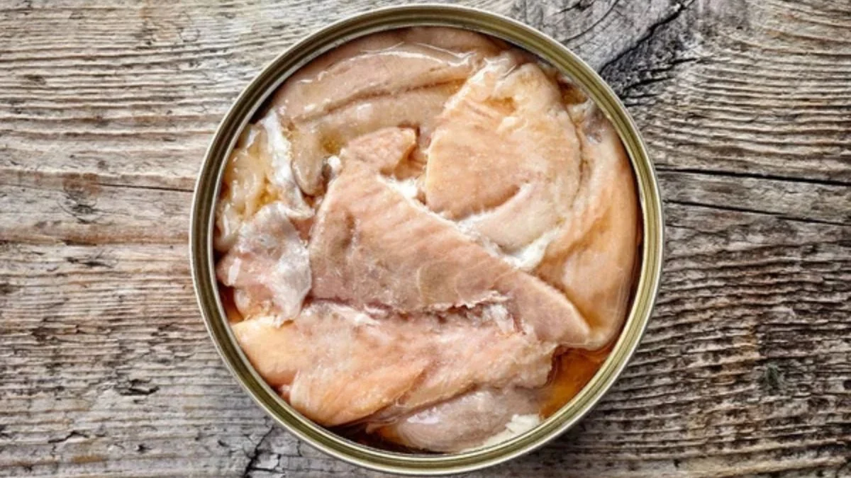 Quién descubrió el lote vencido de salmón.