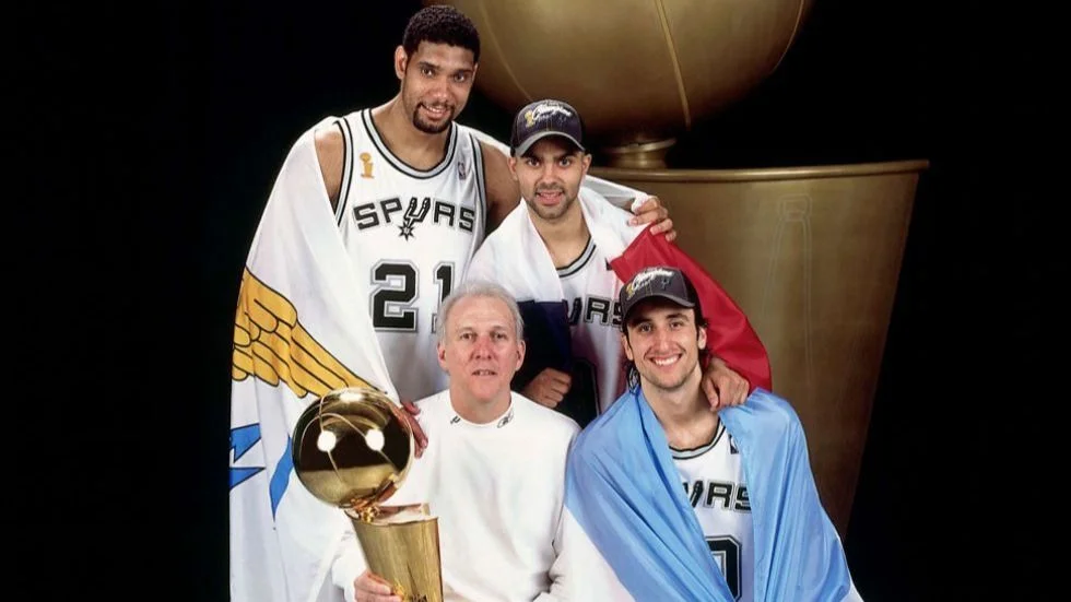 Tim Duncan, Tony Parker, Gregg Popovich, y Manu Ginóbili