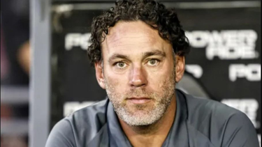 El presidente de Independiente aseguró que le parece "un acto profesional" que Milito dirija Boca