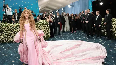 Las estrellas brillan con trajes a medida en la Met Gala, una celebración del estilo negro Las estrellas brillan con trajes a medida en la Met Gala, una celebración del estilo negro