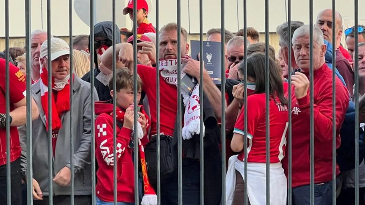 Un ministro francés pide perdón a afición del Liverpool por acusaciones en final de Champions