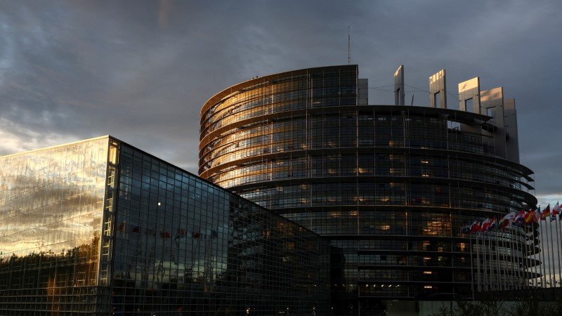 La UE se dispone a flexibilizar los objetivos de emisiones de CO₂ de los automóviles
