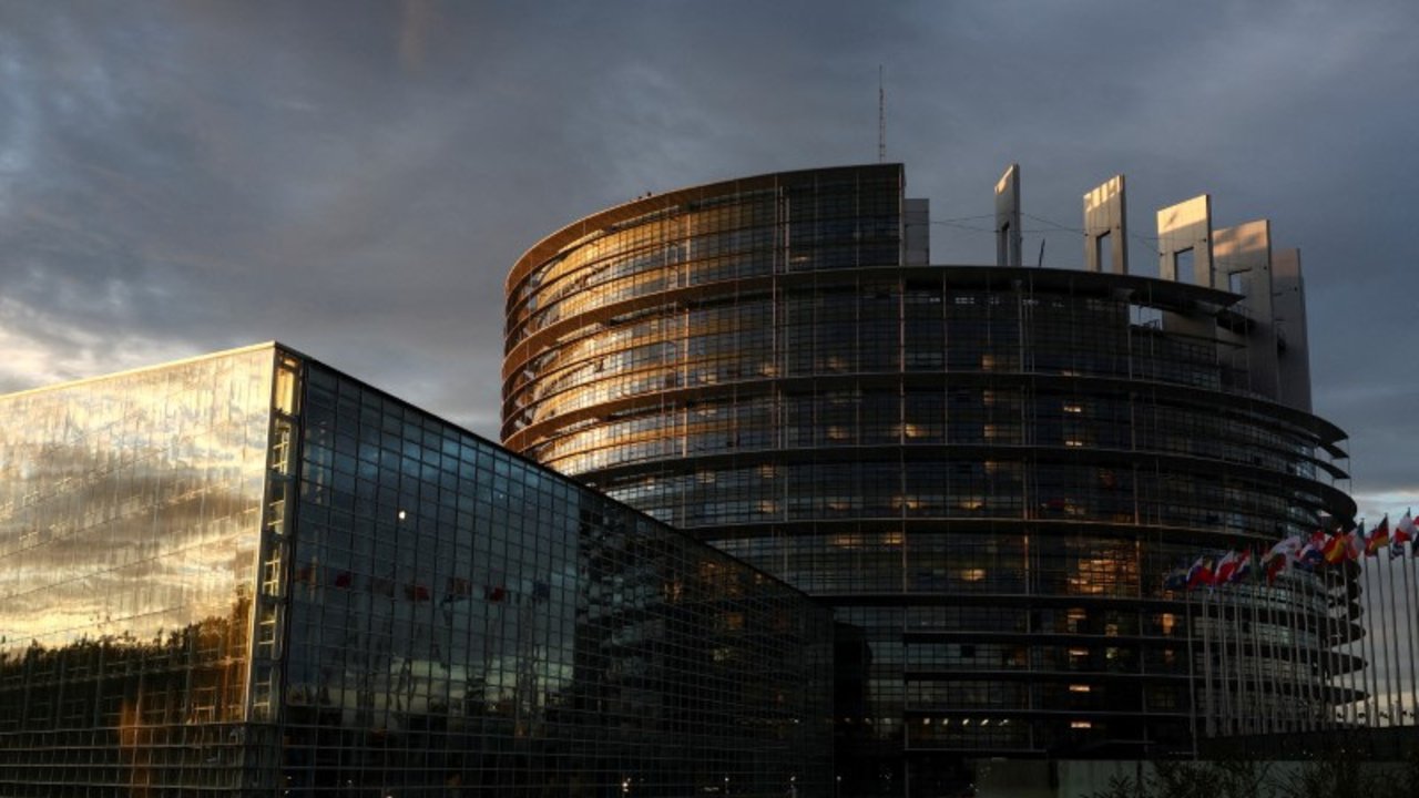 La UE se dispone a flexibilizar los objetivos de emisiones de CO₂ de los automóviles