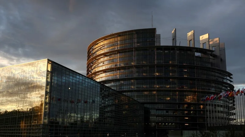 La UE se dispone a flexibilizar los objetivos de emisiones de CO₂ de los automóviles