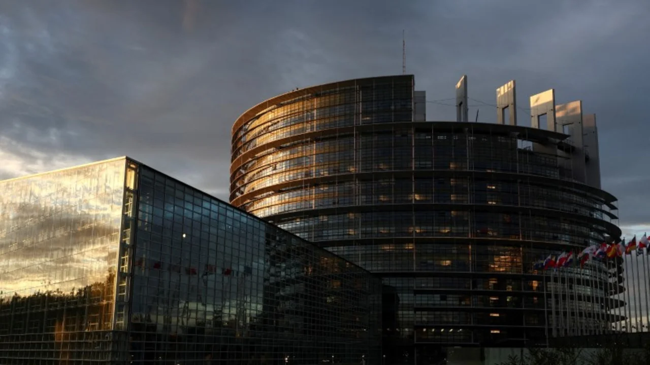 La UE se dispone a flexibilizar los objetivos de emisiones de CO₂ de los automóviles
