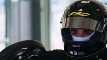 Sorpresa total: Julián Álvarez se subió a un auto de carreras y la rompió