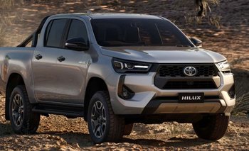 Llega la primera Toyota Hilux híbrida a la Argentina: cómo es | Autos