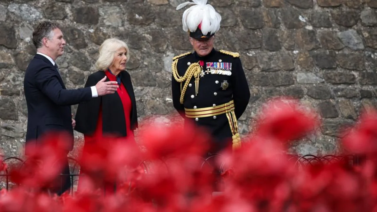 Reina Camilla visita el monumento a las amapolas con motivo del Día de la Victoria en Europa