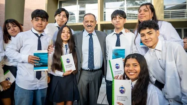Acto histórico: Quintela tomó juramento a más de 5.000 estudiantes que prometieron lealtad a la nueva Constitución