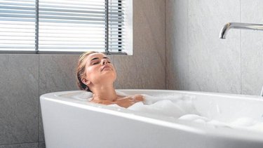 Lo estás haciendo mal: así deberías bañarte en invierno para reducir el estrés, según expertos