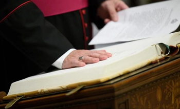 Cardenales prestaron Juramento y el ex vocero de Bergoglio advirtió: "Saben poco" | Murió el papa francisco