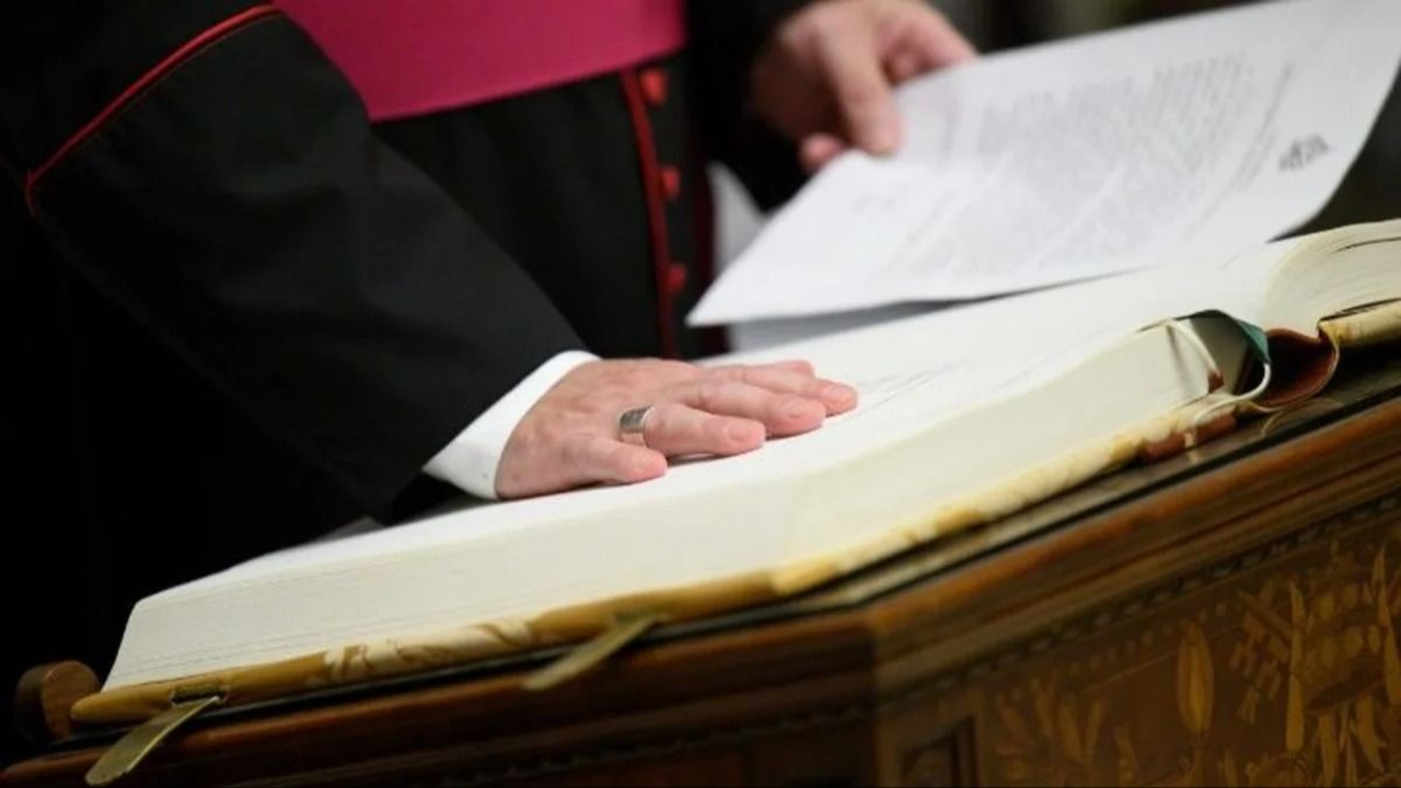 Los cardenales prestaron el Juramento de Secreto del Cónclave y el ex vocero de Bergoglio advierte: "Saben poco”