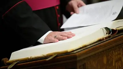 Los cardenales prestaron el Juramento de Secreto del Cónclave y el ex vocero de Bergoglio advierte: "Saben poco” Los cardenales prestaron el Juramento de Secreto del Cónclave y el ex vocero de Bergoglio advierte: "Saben poco”