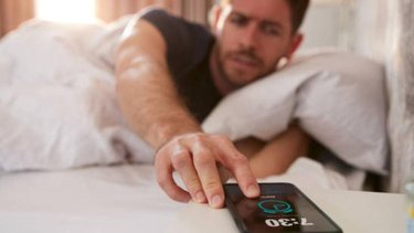 Chau celulares: por qué no hay que usarlos como despertador, según expertos en salud