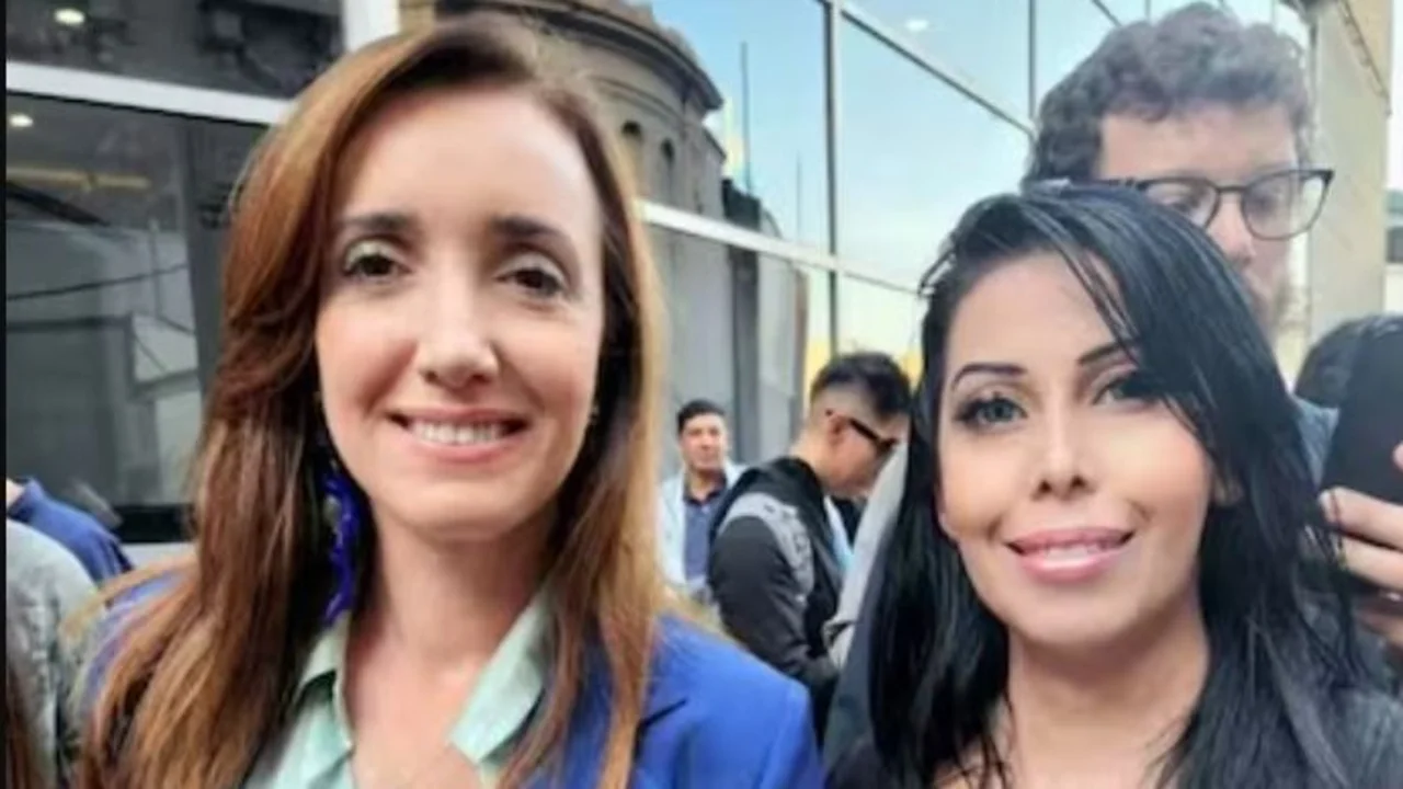 Viviana Aguirre, ex funcionaria del PAMI que denunció corrupción en La Libertad Avanca (LLA), junto con la vicepresidenta de la nación, Victoria Villarruel.
