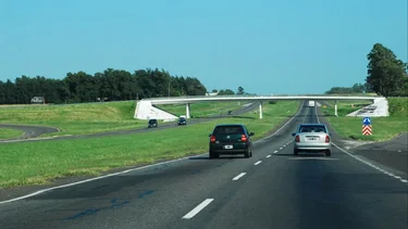 ¿Por qué es obligación adelantar un auto por el carril izquierdo?